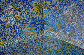 نمای نزدیکتری از زیرگنبد مسجد سید اصفهان به قطرچهار سانتی متر از هم جدا شده و تا نوک گنبد ادامه دارد.