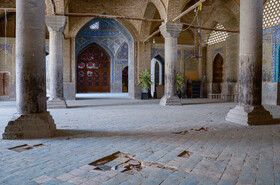 شکستگی موزاییکها و ترکهای که به واسطه فرونشست زمین در برخی نقاط، وضعیت شبستان غربی مسجد سید اصفهان را نگران کننده کرده است.