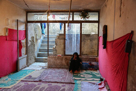 "هستی" دختر نوجوان 13 ساله همراه با مادر خود در یکی از خانه های حاشیه شهر زندگی می‌کند، او از تحصیل محروم مانده است.