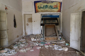 طبق گفته‌های برخی افراد قدیمی در مدرسه، این اتاق، تا دوره‌ای نمازخانۀ مدرسه شهید حلبیان بوده است که آن‌هم بعد از متروکه شدن مدرسه، به مرور در حال تخریب است. 