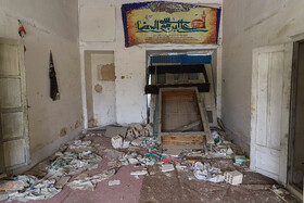 طبق گفتههای برخی افراد قدیمی در مدرسه، این اتاق، تا دورهای نمازخانۀ مدرسه شهید حلبیان بوده است که آنهم بعد از متروکه شدن مدرسه، به مرور در حال تخریب است.