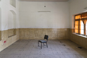 تصویر داخلی یکی از کلاسهای بنای جدیدتر مدرسه که دردورۀ پهلوی اول ساخته شد، اما کمتر نشانی از معماری و تزیینات ساختمان اولیه مدرسه یعنی اتحاد در خود دارد.