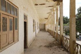 موریانهخوردگی، ریزش گچ سقفها، سستی پایهها در بخشهای مختلف مدرسه،بی توجهی به این بنای تاریخی، دست به دست هم دادهاند تا زیر سایه بیتوجهی مالکان و متولیان میراث فرهنگی اصفهان، این اثر تاریخی را به طور کامل از بین ببرند.