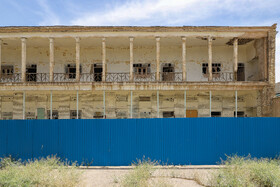 جدارههای فلزی آبی رنگ در طول چند سال گذشته، بخش قدیمیتر مدرسه قصههای مجید را از فضای حیاط و بنای جدیدتر آن جدا کرده است، هر چند دلیل آن مشخص نیست، اما دست کم آن میتواند محافظی برای کمتر آسیب دیدن آن در زمان بازیهای فوتبال و والیبال در فضای این مدرسه قدیمی باشد.