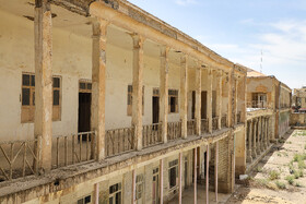 مدرسهای قاجاری که سال ۱۳۹۲ قسمت میانی آن به صورت کامل تخریب شد و شیروانی سقفهای بخش جنوبی نیز ویران و بارندگیها به مرور باعث آوار سقف شد که به دنبال آن تعدادی معتاد دیوارهای بخش شرقی عمارت را تخریب و راه ورودی به کلاسها را برای اسکان موقت ایجاد کردند.