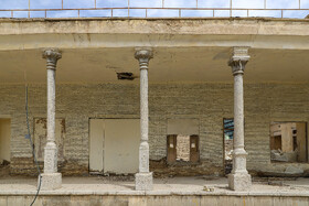 در طول سالهای گذشته، با تبدیل شدن این مدرسۀ تاریخی وارزشمند در اصفهان به مکانی برای خواب و استراحت کارتنخوابها و معتادان، در بخشهای مختلف آن الحاقاتی اضافه شد یا بخشهایی از فضای مدرسه تخریب شد، مانند پوشاندن ورودی برخی کلاسها و راهروهای مدرسه.