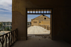 در این مدرسه افرادی چون «علیمحمد حیدریان»، هنرمند نقاش و از شاگردان کمال الملک، «عبدالله ریاضی»، مدرس دانشگاه، ریاضیدان و رئیس مجلس شورای ملی، «ژاک ماهفر»، بازرگان ایرانی که به پاس خدمات نیکوکارانه خود نشان ملی فرانسه (لژیون دونور) و نشان لیاقت ریاست جمهوری اسرائیل را دریافت کرده و «محمود شیخالاسلام» فارغ التحصیل رشته پزشکی از دانشگاه سنت ژوزف بیروت را میتوان نام برد.