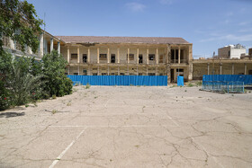 هر چند امروز باید گفت که احتمالِ تخریبِ همه فضای مدرسه شهید حلبیان یا همان مدرسه قصههای مجید به دلیل بیتوجهیها وجود دارد، اما با این وجود فرسودگی بنای شرقی بیش از بنای جنوبی به چشم میآید. ایوان ساختمان و نرده جلوی آن و ستونهای گچی و سنگی مدرسه نیز به مرور در حال از بین رفتن هستند، مدرسهای تاریخی که سقف شیروانی آن هم به مرور در حال ریزش است.