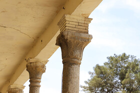 موریانه به سرستونها و پایههای سنگی مدرسه در طول سالهای گذشته آسیب زیادی وارد کرده، به حدی که به گفتۀ معلمان قدیمی مدرسه، در صورت رسیدگی نکردن به آن، این بنای تاریخی و آموزشی که به نوعی در حافظه خاطرات جمعی نه تنها مردم اصفهان که همه مردم ایران ثبت شده، فرو میریزد.