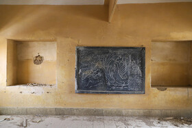 از سوی دیگر، در همان زمان مرحوم فریدون اللهیاری، مدیر کل سابق میراث فرهنگی اصفهان،  دربارۀ این مدرسه تاکید کرده بود که «آثاری که به ثبت ملی رسیدهاند، دستگاه بهرهبردار مکلف به حفاظت و مرمت و نگهداری است و این در قانون برنامه ششم توسعه صراحتا تعریف شده است. در مورد مدرسه حلبیان میراث فرهنگی مکاتبات قبلی را صورت داده و در مورد اینکه باید حفاظت و مرمت شود، صحبتهای خود را انجام داده است و این تکلیف قانونی هم هست.»