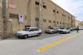 کوچه یخچال پشت میدان نقش جهان و درست در وسط مغازههای فروش لوازم خانگی و کاروانسراهای قدیمی که حالا انبار برخی کالاهای لوازم خانگی شدهاند؛«دبیرستان پسرانه شهید حلبیان» قرار گرفته است. مدرسهای که تاریخچۀ خودش به تنهایی بخشی از تاریخ این محله از اصفهان تاریخی را در دل خود ثبت کرده است.