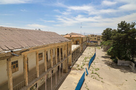 این مدرسه نخست با نام «اتحاد» توسط مؤسسهای فرانسوی در سال ۱۲۸۰ ساخته و در اختیار انجمن کلیمیان قرار گرفت و به همین دلیل در سالهای اول، فقط دانشآموزان کلیمی در آن درس میخوانند، تا سالهای بعد که این مدرسه در اختیار آموزش و پرورش قرار گرفت، و نه مالکیت آن را. و دانشآموزان منطقه امکان حضور در آن را پیدا کردند.
برخی سال ساخت این مدرسه را (۱۳۰۵شمسی) میدانند و برخی آن را  ۸۶ ساله میخوانند.