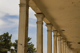 موریانه نه تنها به سرستونها و پایههای سنگی مدرسه در طول سالهای گذشته آسیب زیادی وارد کرده، بلکه بیوتوجهی به سازه این مدرسه به خصوص بعد از ساختِ سریال قصههای مجید باعث شده تا این بنای تاریخی و آموزشی در معرض تخریب کامل قرار بگیرد.