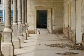 ستونهای سنگی مدرسه در طبقه همکف مدرسه در بخش قاجاری که  از گزند باد و باران و موریانه در امان نیستند و از سوی دیگر ریزش جداره آجری در ایوان مدرسه نیز به آسیبهای وارد شده به این مدرسه اضافه کرده است.