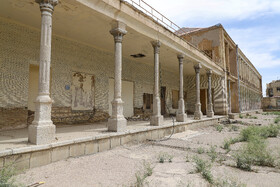 فرونشستِ زمین در اصفهان، مدرسه حلببیان را هم بی‌نصیب نگذاشته است، شاید یکی از دلایل آسیب‌هایی که به ستون‌های سنگی مدرسه وارد شده نیز به همین دلیل باشد.