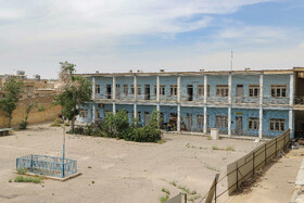 بخش دوم مدرسه که در فضای مدرسه نیز با رنگ آبی از بخش اول و تاریخی‌تر مدرسه جدا شده، در دوره پهلوی اول ساخته شد، احتمالا در زمانی که دانش‌آموزانِ‌ غیر کلیمی نیز درس خواندن در این فضا را پیدا کردند. 