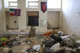 بخشی از دیوارهای رو به کوچه مدرسه حلبیان ردر طول سالهایی که متروکه شده، توسط معتادان تخریب شد تا از فضاهای سربسته آن استفاده کنند، اما هنوز به فکر مرحمی برای زخمهای این بنای تاریخی نیفتادهاند.