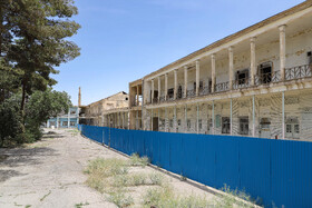 معماری بخشهای مختلف مدرسه چه سازهای که در دوره قاجار ساخته شده و چه سازۀ ساخته شده در دورۀ پهلوی اول، هر کدام متفاوت از دیگری است، استفاده از ستونهای سنگی و گچی در ایوانهای مختلف مدرسه، تزیینات متفاوت در کلاسها و حصارها ودرها و پنجرههای قدیمی هر کدام به تنهایی به ارزش تاریخی این بنای آموزشی اضافه میکنند،اما بیتوجهیها به آن باعث سست شدن این بنای تاریخی در طول سالهای گذشته شده است.