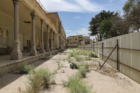 هر چند نام ثبتی و رسمی این مدرسه نخست «اتحاد» و امروزه براساس تابلوی سردر آن «حلبیان» است، اما این بنای تاریخی و آموزشی، امروز بیشتر با نام دیگری شناخته میشود. «مدرسه قصههای مجید»
با ساخت سریال پرطرفدار داستان قصههای مجید، در اواخر دهه ۶۰ که ماجرای پسرک شیرین زبان اصفهانی بود که با مادربزرگ خود زندگی میکرد و دوران تحصیل او در این مدرسه به نمایش در آمده بود، به همین دلیل این نام بیشترمورد توجه مردم قرار گرفت.