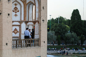 همزمان با بازگشایی مجدد ۱۰ روزه زایندهرود، دو اتاق شاهنشین <a href='https://sayeb.ir/tag/%d9%be%d9%84-%d8%ae%d9%88%d8%a7%d8%ac%d9%88'></div></div>پل خواجو</a> که به بیگلربیگی هم نیز معروف است تا ۱۳ خردادماه هر روز و به صورت محدود پذیرای گردشگران است.