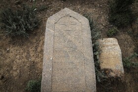 کوچک و بزرگ بودن برخی از سنگ قبرها نشان از سطح اختلاف زندگی آنها داشته است.