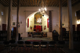 سقف کلیسا از تیر چوبی ساخته شده است که به (گرجی پوش ) نیز معروف است.