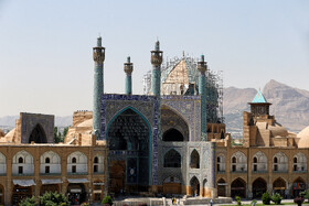 نمایی از مسجد جامع عباسی و برداشتن ترک گنبد برای مرمت - تاریخ عکس خرداد ماه سال ۱۴۰۰