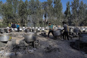 طبخ و توزیع ۷۲ دیگ غذای نذری در شیراز