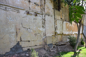 دیوار پاساژ محمودیه، مشرف به پارک شهید رجایی در محدوده چهارباغ، که نوروز امسال قسمتی از آن فرو ریخت.  