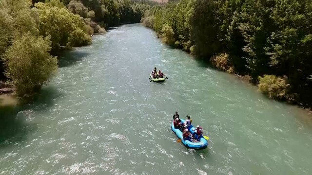 توسعه ورزش‌های آبیِ چادگان رونق گردشگری را در پی دارد