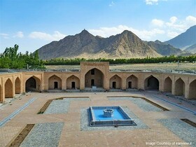 کاروانسرایی چهار ایوانی با معماری باشکوه