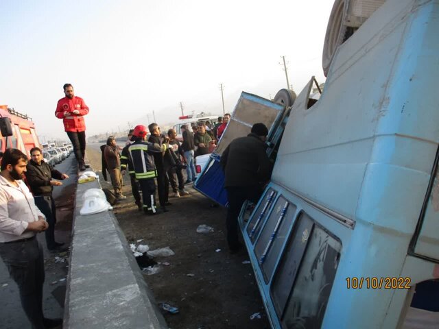 این عکس تزئینی است وانت مزدا ۱۳ کارگر یزدی را راهی بیمارستان کرد