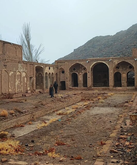 نبض حیات کاخ سرهنگ آباد، کُند میزند