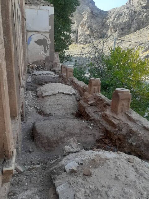 نبض حیات کاخ سرهنگ آباد، کُند میزند