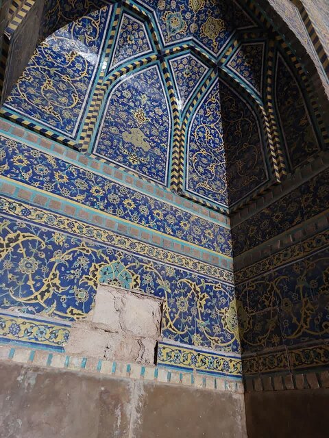 مسجد جامع عباسی جای فروش کاشی نیست!