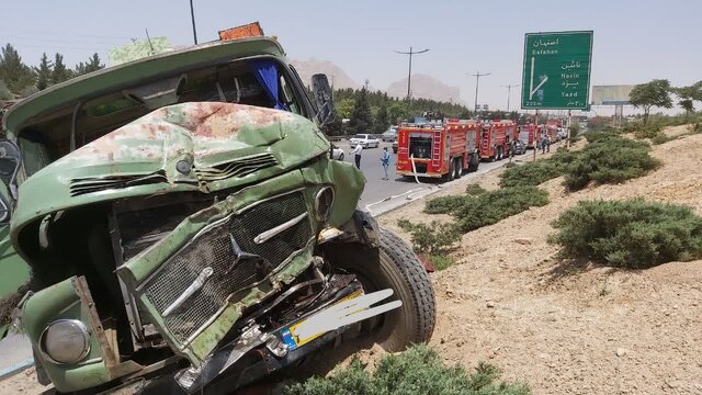 واژگونی تانکر حامل ۲۰ هزار لیتر بنزین در اتوبان دستجردی اصفهان