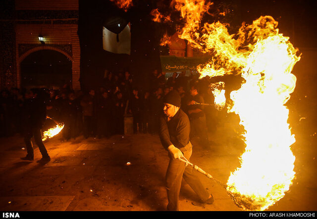 زنجیر آتشی؛ نمادی از ظهر روز عاشورا و آتش گرفتن خیمهها