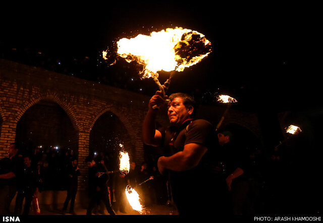 زنجیر آتشی؛ نمادی از ظهر روز عاشورا و آتش گرفتن خیمهها