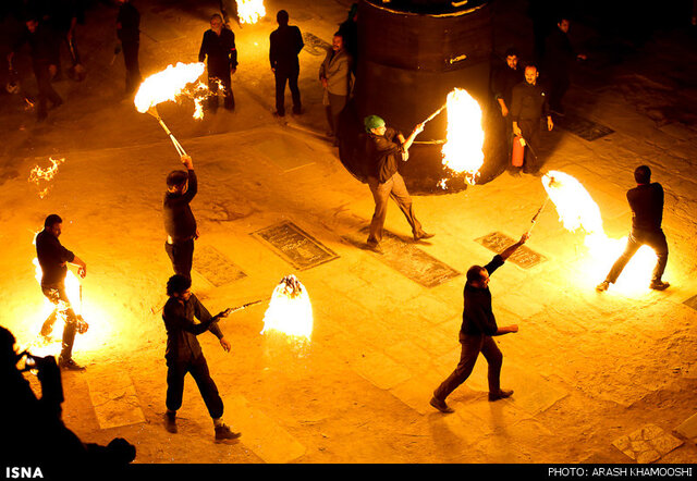 زنجیر آتشی؛ نمادی از ظهر روز عاشورا و آتش گرفتن خیمهها