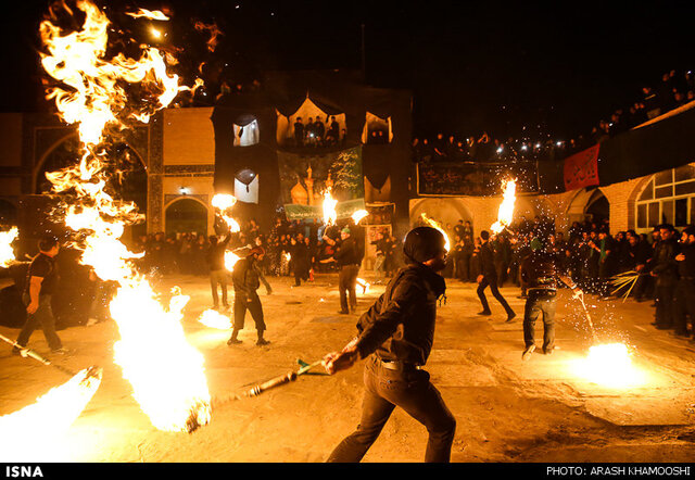 زنجیر آتشی؛ نمادی از ظهر روز عاشورا و آتش گرفتن خیمهها