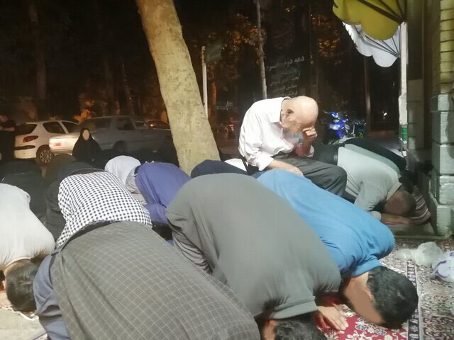 مسجد کازرونی هنوز برجاست / اما من از شب میترسم!