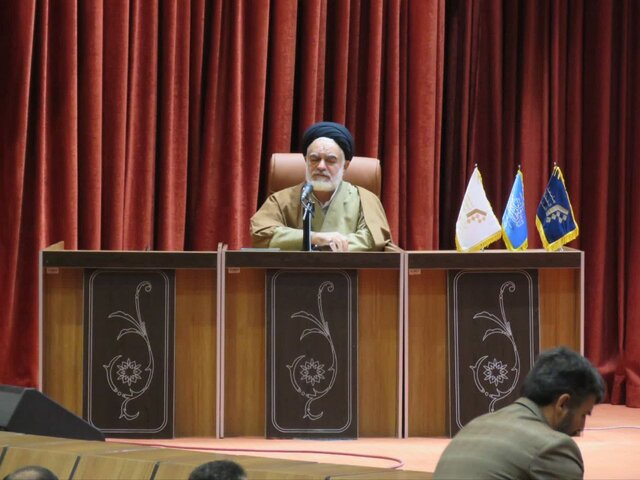 قرآن را امام و مقتدای خود بدانید / سبک زندگی رهبر انقلاب، آمیخته با قرآن است قرآن را امام و مقتدای خود بدانید / سبک زندگی رهبر انقلاب، آمیخته با قرآن است