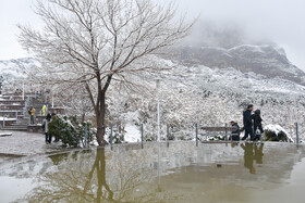 خوشحالی مردم اصفهان پس از بارش اولین برف زمستانی در پارک کوهستانی صفه