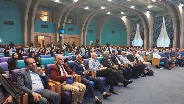 هفدهمین جشنوارۀ شعر روحالله برگزار شد