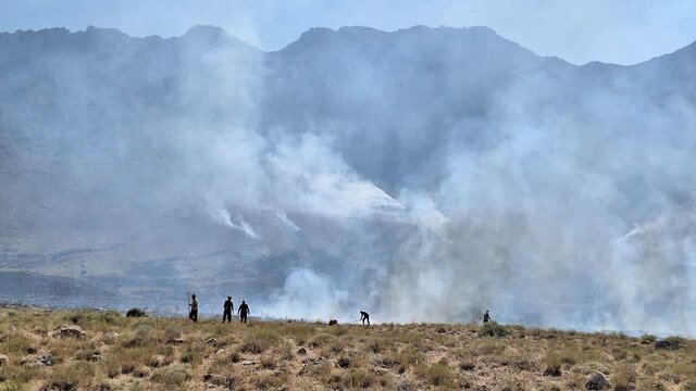 عکس تزیینی است. حریق ۱۵ هکتار مزرعۀ گندم و بادام و مرتع در اصفهان