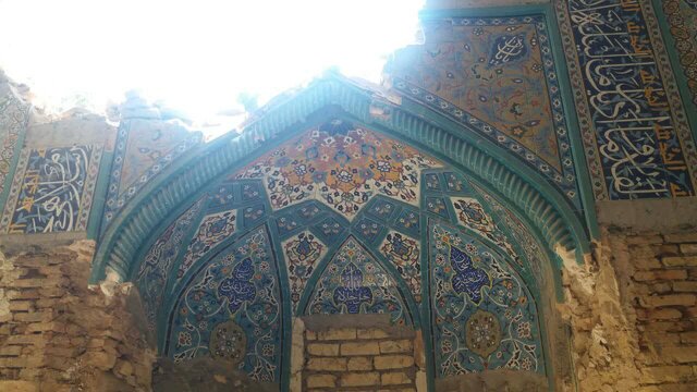 لودر به جان مسجد کازرونی افتاد! / دیوار و محراب مسجد تخریب شد