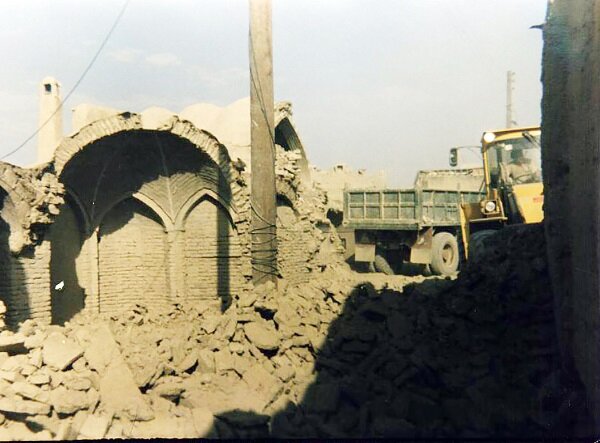 آخرین ظرفی که زایندهرود را بدرقه میکند / الهام از مقرنس گنبد مسجد جامع ورزنه در خلق سفال