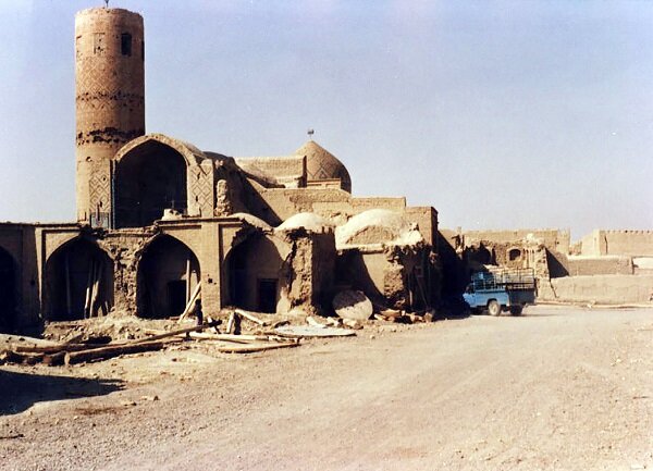 آخرین ظرفی که زایندهرود را بدرقه میکند / الهام از مقرنس گنبد مسجد جامع ورزنه در خلق سفال