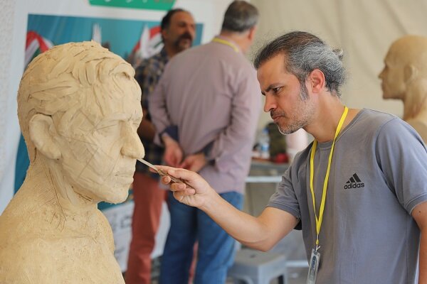 زنده نگهداشتن نام شهدا معنویت است