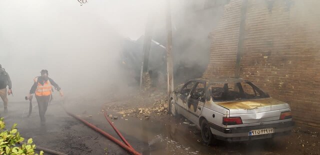 مهار آتشسوزی کارگاه تولیدی ابر در اصفهان